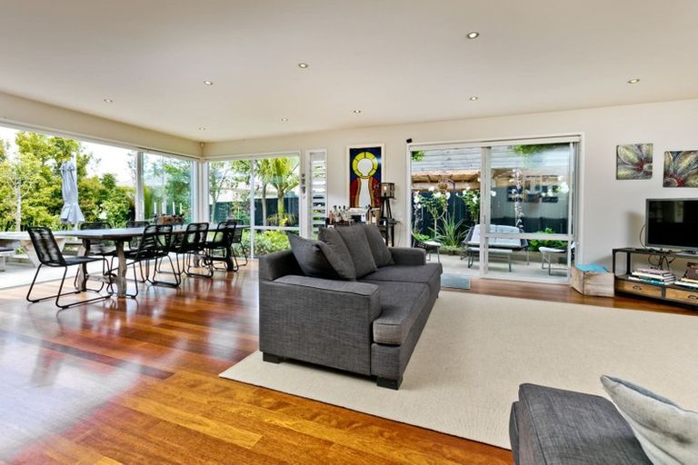 Photo of property in 27 Newbury Place, Schnapper Rock, Auckland, 0632