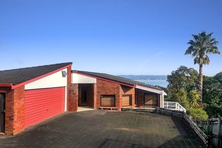 Photo of property in 9 Poaka Place, Beach Haven, Auckland, 0626