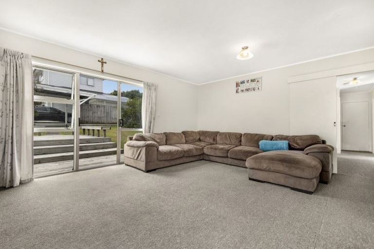 Photo of property in 23 Luckens Road, West Harbour, Auckland, 0618