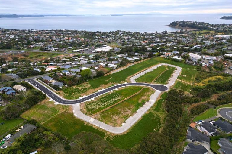 Photo of property in 37 Whenuateitei Crescent, Stanmore Bay, 0932