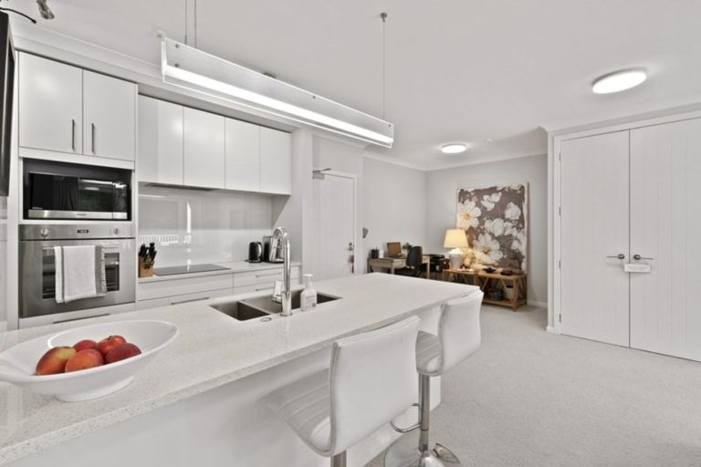 Photo of property in 18 Rewa Rewa Lane, Orewa, 0931