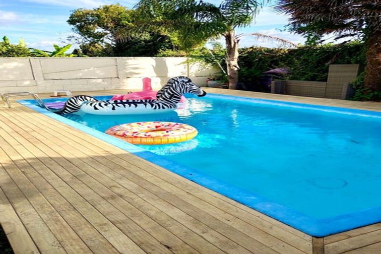 Photo of property in 59 Girrahween Drive, Totara Vale, Auckland, 0629