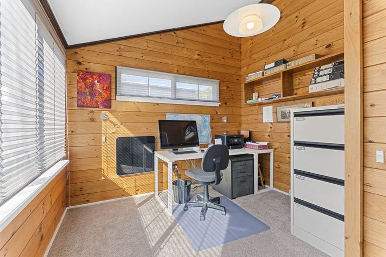 Photo of property in 10 Ridge Lane, New Plymouth, 4310