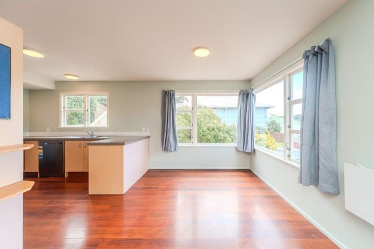 Photo of property in 64 Eden Street, Island Bay, Wellington, 6023