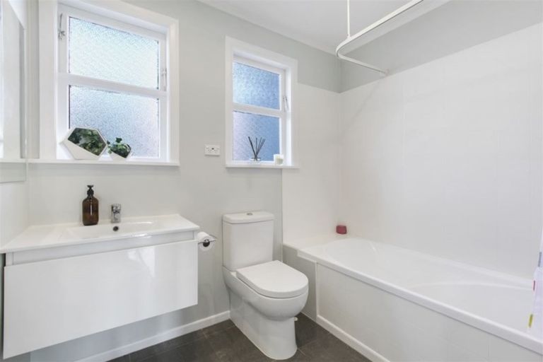 Photo of property in 10 Gladfield Lane, Te Atatu Peninsula, Auckland, 0610