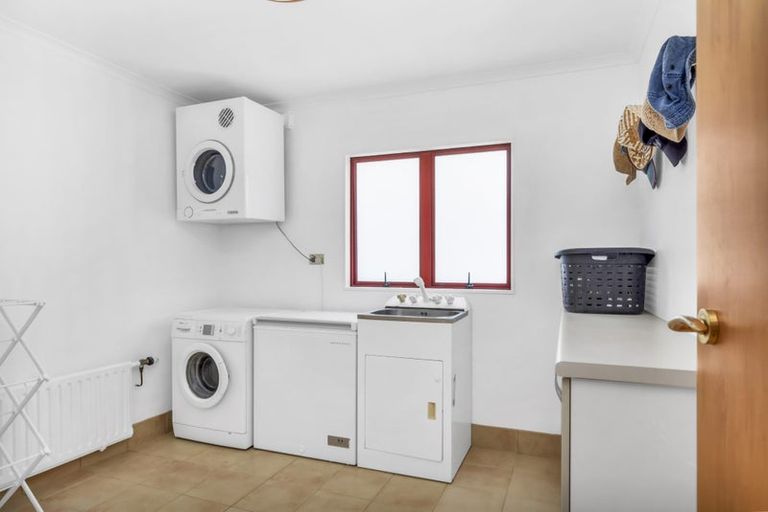 Photo of property in 61 Breaker Bay Road, Breaker Bay, Wellington, 6022