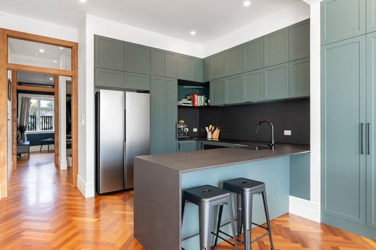 Photo of property in 33 Queen Street, Mount Victoria, Wellington, 6011