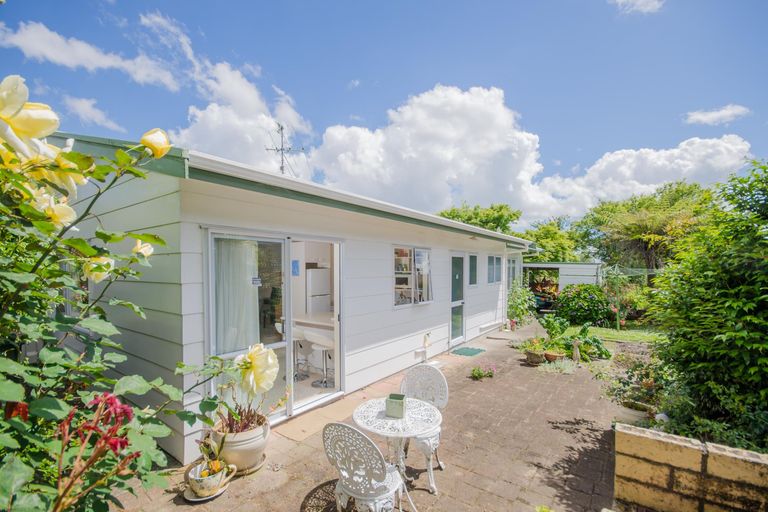 Photo of property in 91 Lynwood Road, New Lynn, Auckland, 0600