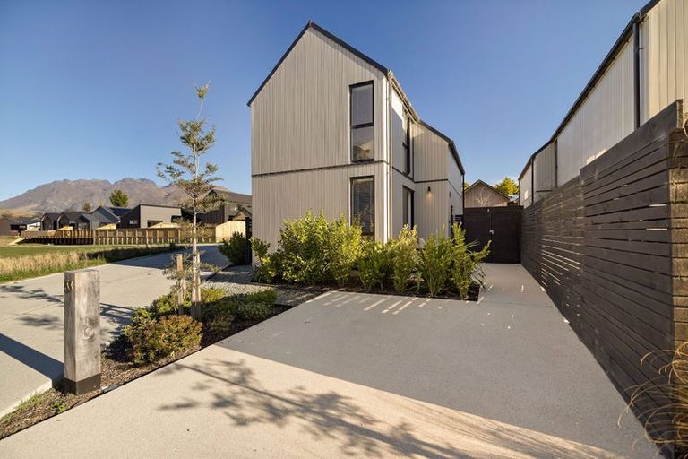 Photo of property in 33 Casterway Crescent, Jacks Point, 9371