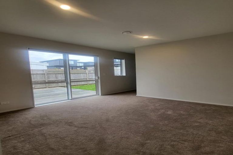 Photo of property in 2 Nohoanga Road, Karaka, Papakura, 2113