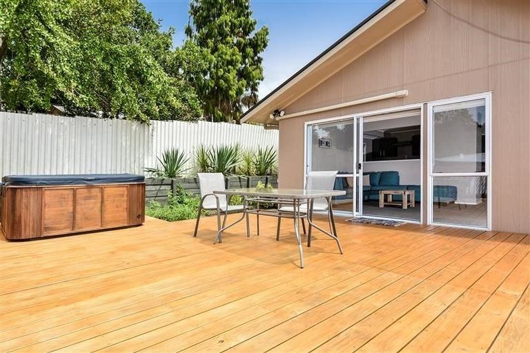 Photo of property in 2/44 Lilburn Crescent, Massey, Auckland, 0614