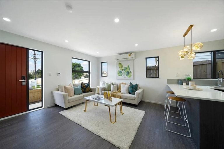 Photo of property in 4/13 Sarona Avenue, Glen Eden, Auckland, 0602