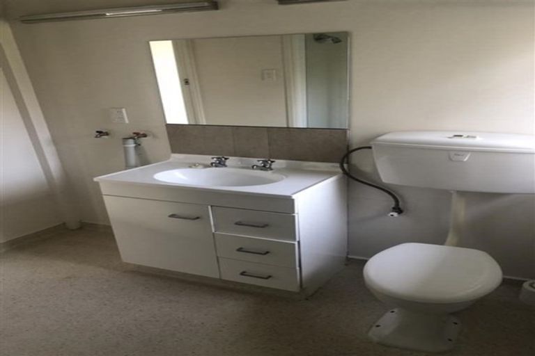 Photo of property in 16 Howard Road, Taradale, Napier, 4112