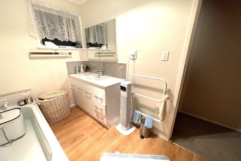 Photo of property in 114 Sturges Road, Henderson, Auckland, 0612