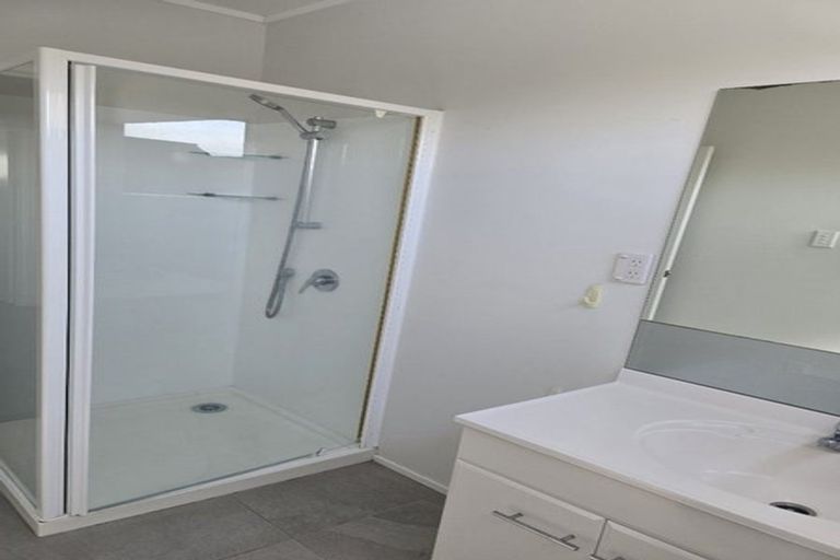 Photo of property in 2/1 Tomintoul Place, Highland Park, Auckland, 2010