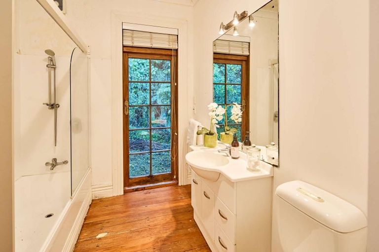 Photo of property in 55 Garden Road, Northland, Wellington, 6012