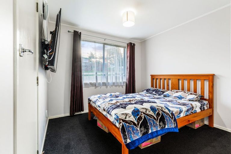 Photo of property in 2 Kilcar Place, Massey, Auckland, 0614