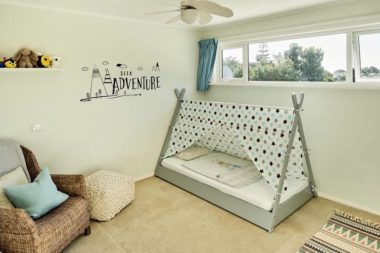 Photo of property in 5 Te Pari Pari Road, Pukerua Bay, 5026