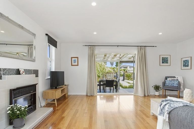 Photo of property in 15 Enderby Drive, Te Atatu Peninsula, Auckland, 0610