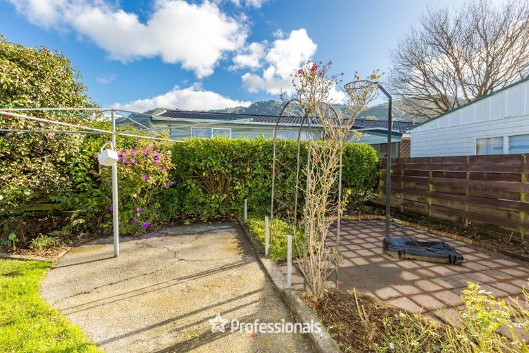 Photo of property in 5 Camden Road, Totara Park, Upper Hutt, 5018