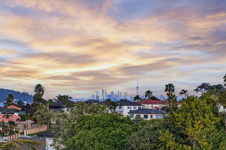 Photo of property in 1/46 Westpark Drive, West Harbour, Auckland, 0618