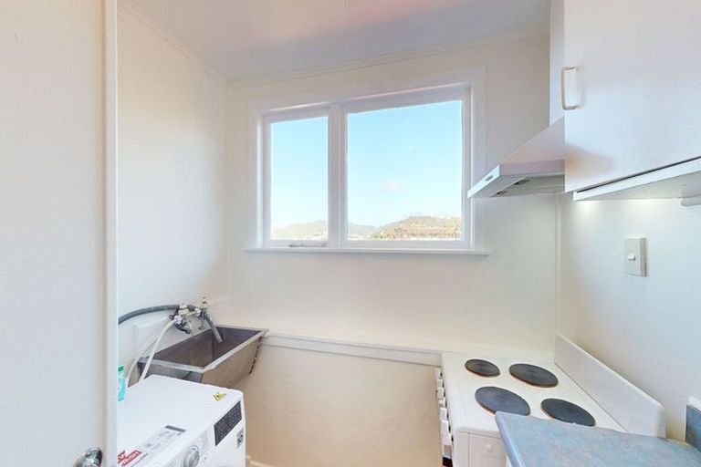 Photo of property in 2/10 Mataroa Avenue, Northland, Wellington, 6012