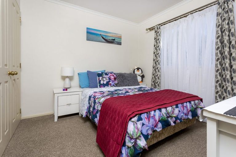 Photo of property in 21 Crimson Park, Oteha, Auckland, 0632