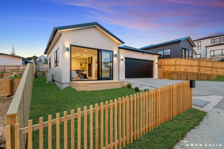 Photo of property in 6 Whakairo Crescent, Gulf Harbour, Whangaparaoa, 0930