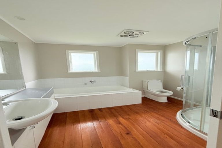 Photo of property in 4 La Trobe Street, Pakuranga Heights, Auckland, 2010