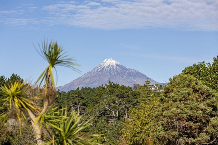 Photo of property in 32 Ngamotu Road, Moturoa, New Plymouth, 4310