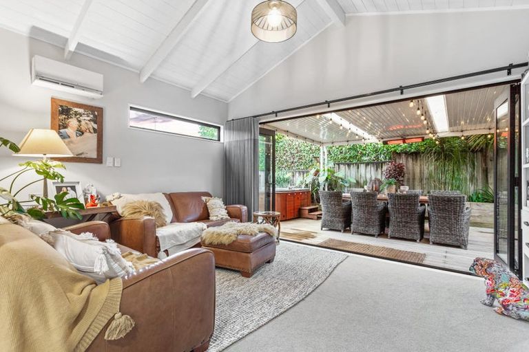 Photo of property in 6 Oystergrove Road, West Harbour, Auckland, 0618