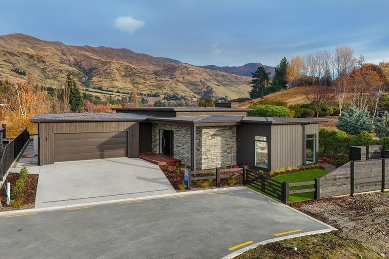 Photo of property in 9 Kamana Rise, Wanaka, 9382
