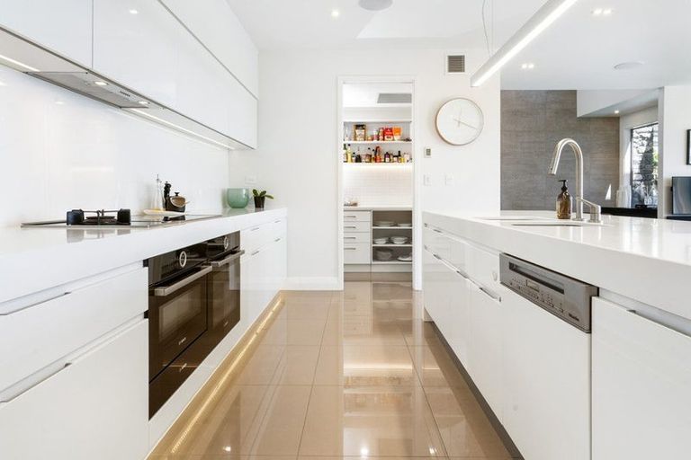 Photo of property in 8 Avery Place, Redcliffs, Christchurch, 8081