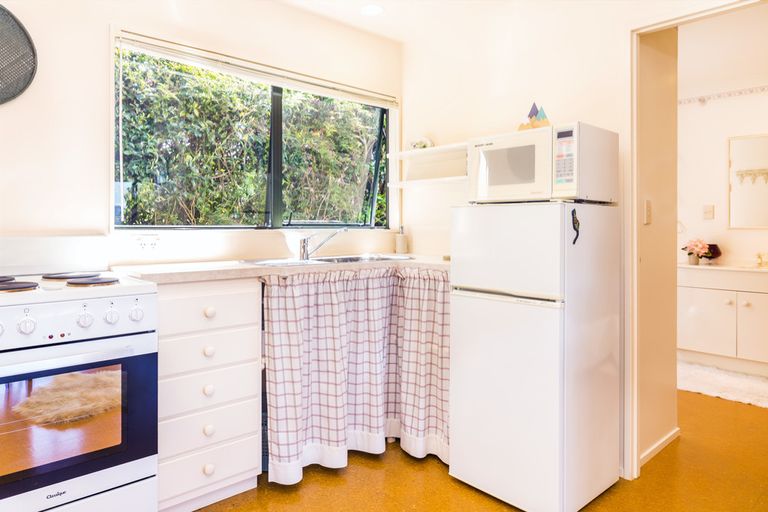 Photo of property in 2 Earle Place, Acacia Bay, Taupo, 3330