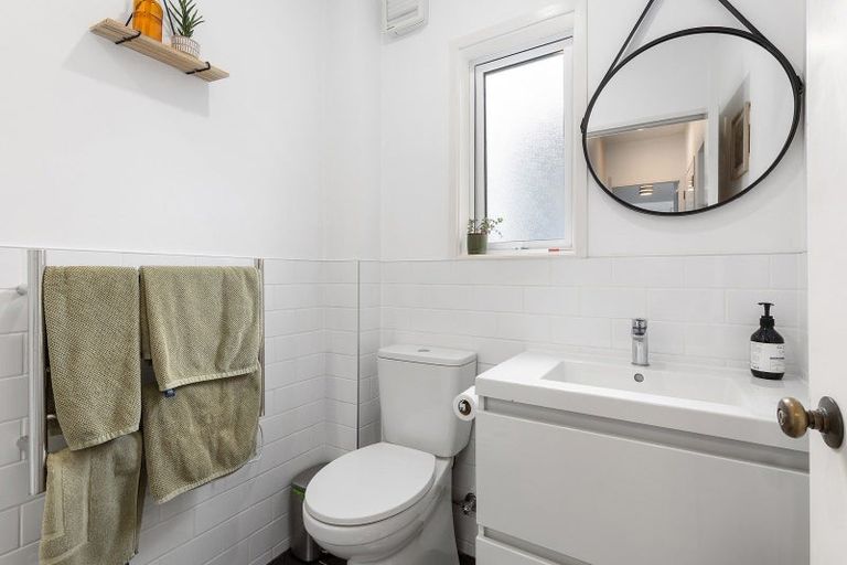 Photo of property in 16 Lawson Place, Mount Victoria, Wellington, 6011