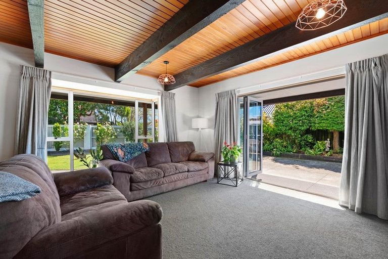 Photo of property in 18 Pyatt Place, Redwood, Christchurch, 8051