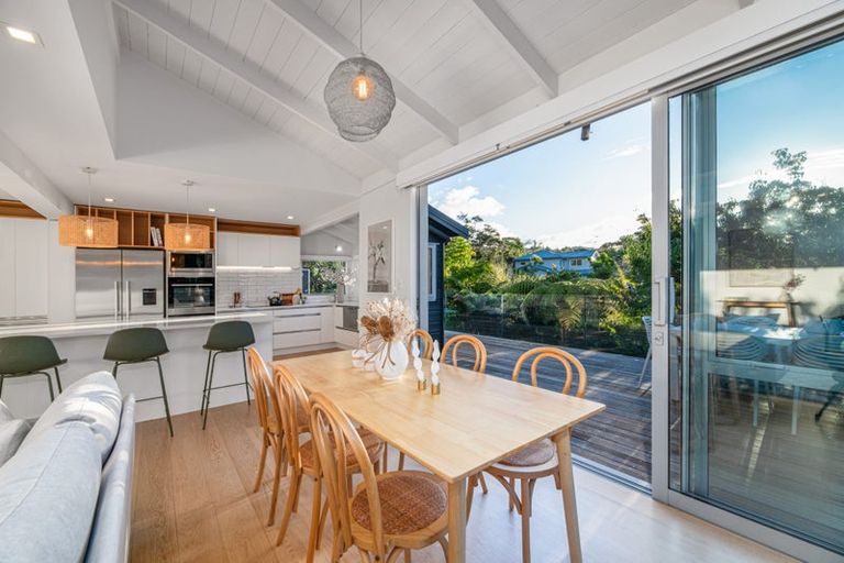 Photo of property in 22 Woodfern Crescent, Titirangi, Auckland, 0604