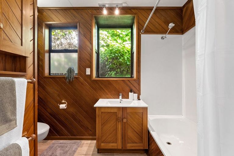 Photo of property in 129 Ruskin Road, Newlands, Wellington, 6037