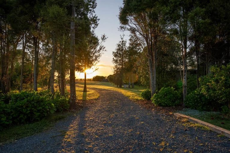 Photo of property in 42 Waimanu Place, Point Wells, 0986