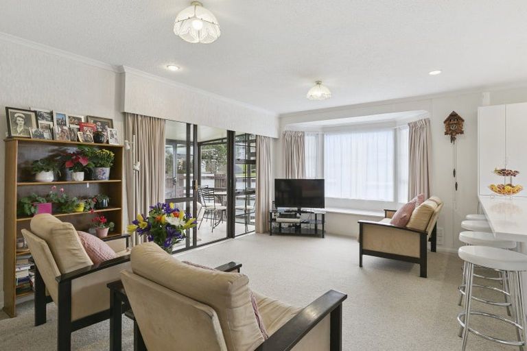 Photo of property in 87 Victory Crescent, Tawa, Wellington, 5028