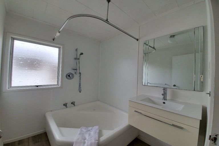 Photo of property in 1/802 East Coast Road, Oteha, Auckland, 0630