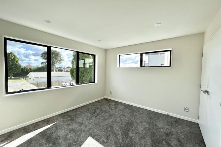 Photo of property in 2/19 Edwards Avenue, Henderson, Auckland, 0610