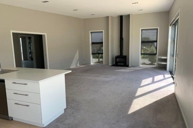 Photo of property in 2 Kahu Close, Wanaka, 9305