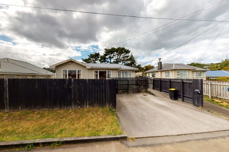 Photo of property in 26 Robert Street, Newlands, Wellington, 6037