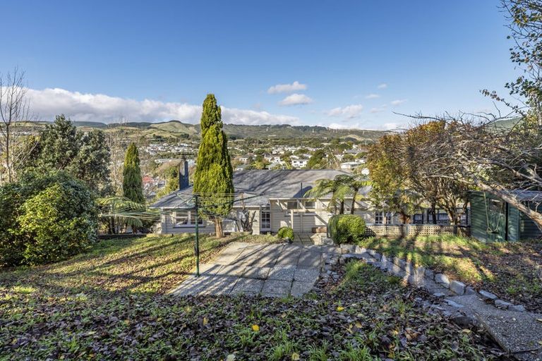 Photo of property in 15a Romney Square, Tawa, Wellington, 5028