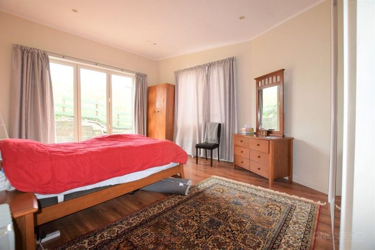 Photo of property in 21 Grassmere Road, Henderson Valley, Auckland, 0612
