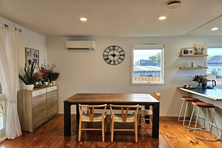 Photo of property in 3/93 Hobsonville Road, West Harbour, Auckland, 0618