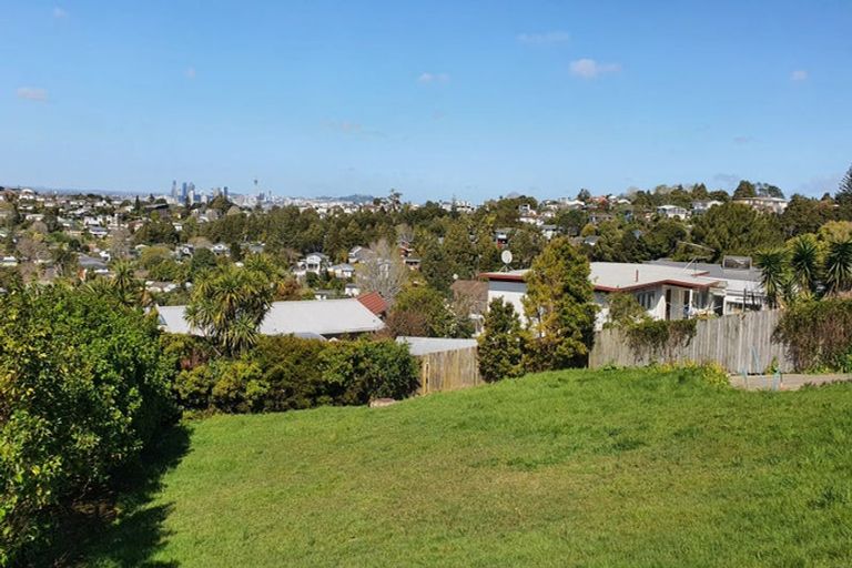 Photo of property in 15b Speedy Crescent, Hillcrest, Auckland, 0627