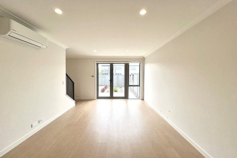 Photo of property in 10 Park Green Avenue, Rosehill, 2113