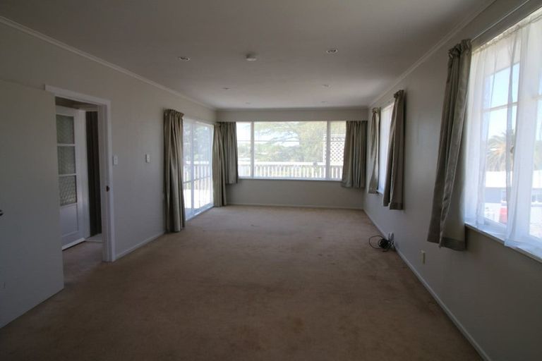 Photo of property in 20a Roberts Road, Te Atatu South, Auckland, 0610